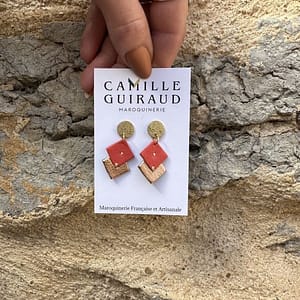 Les petites boucles rondes: Les boucles d'oreilles rondes sont des créations artisanales conçues à Castres. Elles sont très légères et parfaites pour ajouter une touche d'élégance à n'importe quelle tenue. Fabriquées avec soin et passion, ces boucles d'oreilles sont un accessoire incontournable pour toutes les amoureuses de la mode. Offrez- vous une paire de ces petites merveilles pour compléter votre collection de bijoux et briller de mille feux à chaque occasion.. Les petites boucles rondes sont composées d’un support en acier inoxydable (sans cadmium, sans aluminium et sans nickel) et de deux losanges en cuir coloré de veau, chèvre ou vache. Réalisé à la main dans mon atelier boutique à Castres dans le Tarn