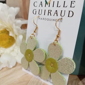 Boucles d’oreilles marguerite en cuir vert anis, fait main