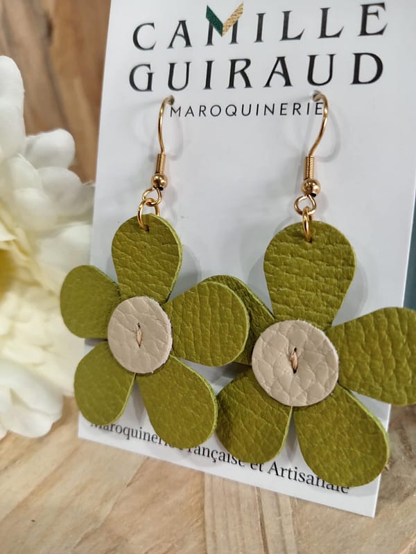 Boucles d’oreilles marguerite en cuir vert anis, fait main