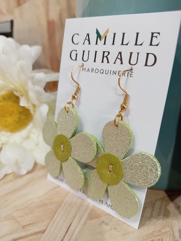 Boucles d’oreilles marguerite en cuir vert anis, fait main