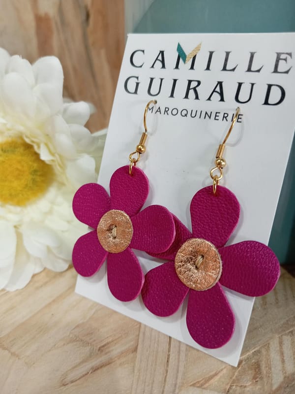 Boucles d’oreilles marguerite en cuir fuchsia et rose métallisé, fait main